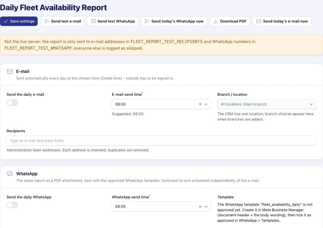 VROOM daily fleet availability report settings with separate e-mail and WhatsApp switches, send times, branch and recipients.
